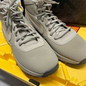 Nike manoadome hiking boots 844358-200 khaki  new thick sole. Light weight